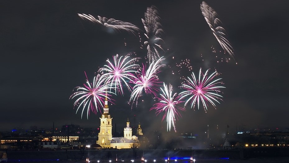 День города, 350-летие Петра I и фейерверк над Невой.